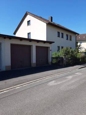 Vorder-u. Seitenansicht / Garagen - 2 - 3 Familienhaus in Oberasbach Kreutles