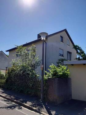 Vorder-u. Seitenansicht - 6 Zimmer Mehrfamilienhaus, Wohnhaus in Oberasbach