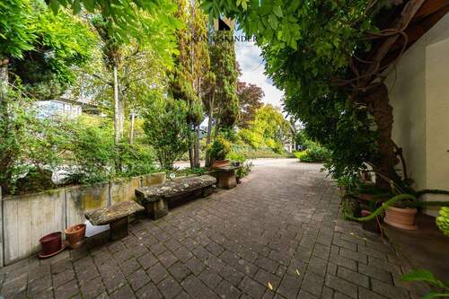Einfahrt - 9 Zimmer Mehrfamilienhaus, Wohnhaus zum Kaufen in Neckarwestheim