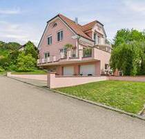 Mediterranes Wohnen: Elegantes Haus mit Einliegerwohnung und Traumgarten - Lauchheim