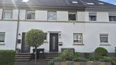 Vorderansicht - Reihenmittelhaus mit großzügiger Terrasse und familienfreundlicher Raumaufteilung