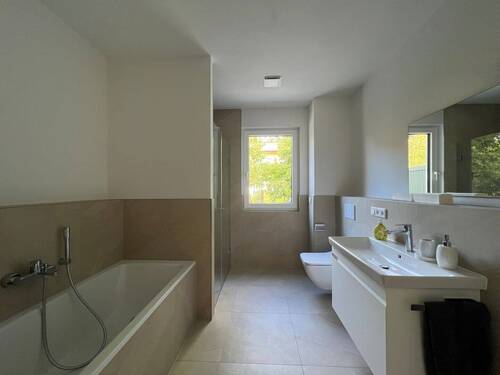 Bad (mit Wanne und bodengleicher Dusche) - 