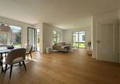 Wohnzimmer - EINZIEHEN + WOHLFÜHLEN . Komfortable NEUBAU-3-Zimmer-Wohnung mit großem Garten und Sonnenterrasse