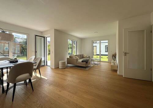 Wohnzimmer - EINZIEHEN + WOHLFÜHLEN . Komfortable NEUBAU-3-Zimmer-Wohnung mit großem Garten und Sonnenterrasse