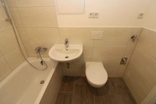 Beispiel Bad mit Wanne - Etagenwohnung mit 55,20 m&sup2; in Freiberg zur Miete