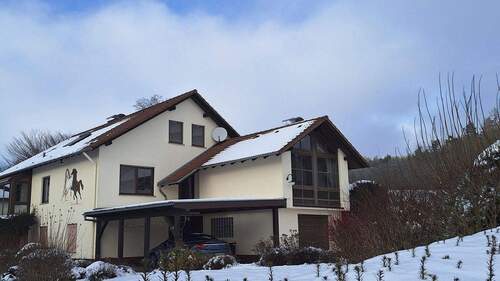 Hausansicht/Carport/UG Eingang - 1 Zimmer Einfamilienhaus in Naumburg