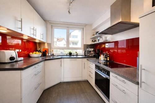 Einbauküche - Attraktive Doppelhaushälfte mit Terrasse und Balkon