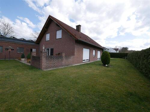 Hausansicht mit Garten - 