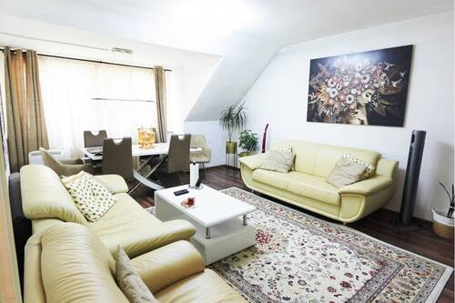 Wohnzimmer - Gepflegte 3-Zimmer-Wohnung mit Loggia und Garage