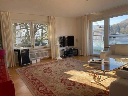 Zimmer 2 (Wohnzimmer) - Stilvolle 3-Zimmer-Wohnung in bester Wohnlage