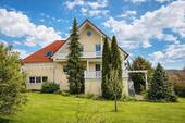 Blick vom Garten aufs Haus - Familientraum - Stilvolles Einfamilienhaus mit Weitblick