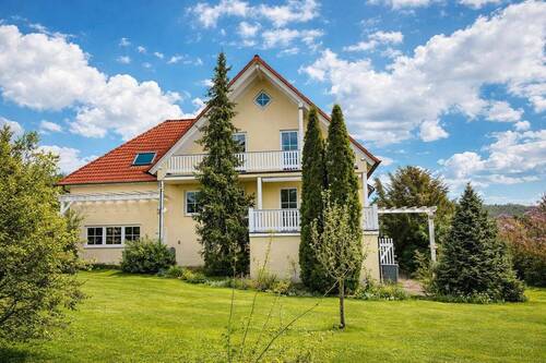 Blick vom Garten aufs Haus - Familientraum - Stilvolles Einfamilienhaus mit Weitblick