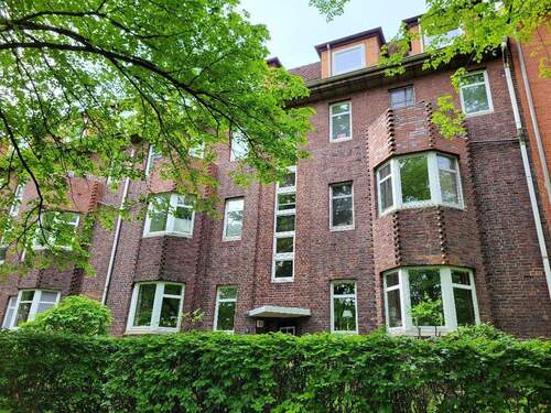 Hausansicht - Kleine Wohnung im Grünen mit Balkon