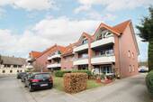 Hausansicht(2) - Helle Dachgeschosswohnung mit Balkon und Stellplatz in ruhiger Sackgassenlage
