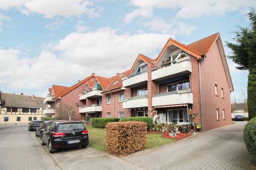 Hausansicht(2) - Helle Dachgeschosswohnung mit Balkon und Stellplatz in ruhiger Sackgassenlage