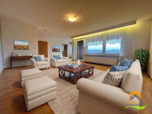 582 - KI generiert Wohnzimmer - 6 Zimmer Etagenwohnung in Metzingen