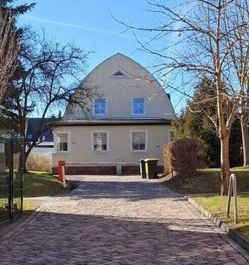 Einfahrt zum Grundstück mit Schranke - 9 Zimmer Mehrfamilienhaus, Wohnhaus in Chemnitz