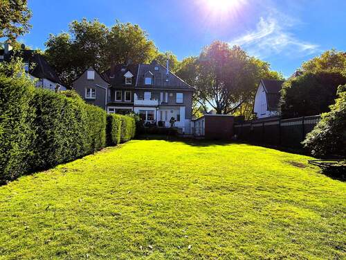 Rückansicht mit Garten - 9 Zimmer Mehrfamilienhaus, Wohnhaus zum Kaufen in Gelsenkirchen
