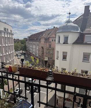 Balkon - City Wohnung mit 2 Balkonen, toller Aussicht, guter Verkehrsanbindung und Stuckdecken