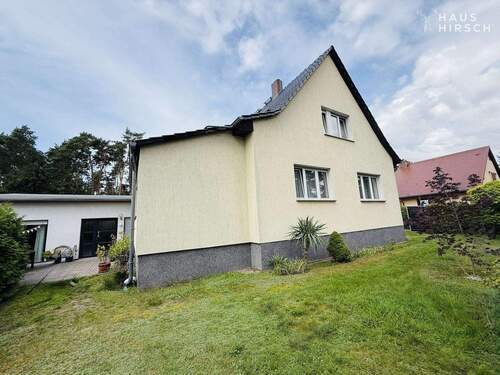 Vorderansicht EFH und Eingang Wohnung - 