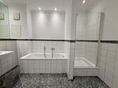 Bad mit Badewanne und Dusche - 