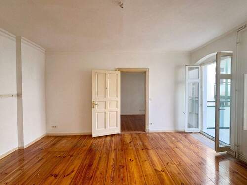 Wohnzimmer mit Balkon - 