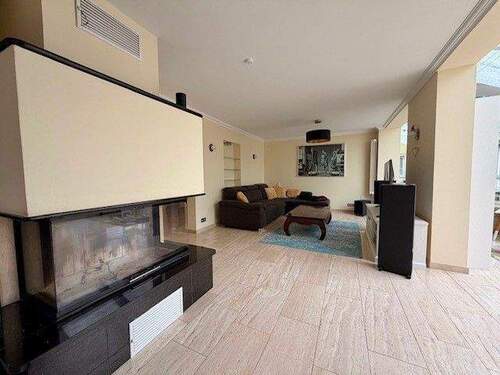 Wohnzimmer mit Kaminofen - Großzügige und gut ausgestattete 4,5-Zimmer-Wohnung in Gottmadingen