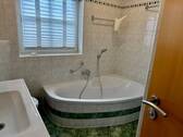 Badezimmer im EG mit Eckbadewanne und Dusche - 