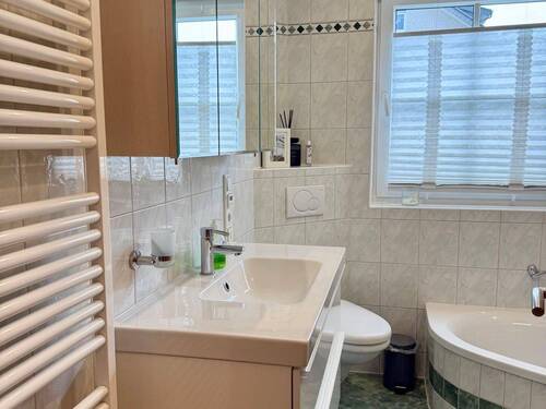 Bad mit Dusche und Eckbadewanne - 