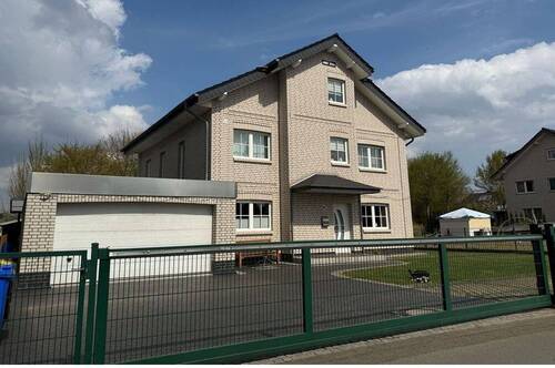 Außenansicht - Traumhaftes 1-2 FH mit Doppelgarage in Steinheim - Ihr neues Zuhause wartet auf Sie!