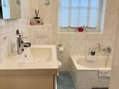 Badezimmer im OG mit Wanne und Dusche - 