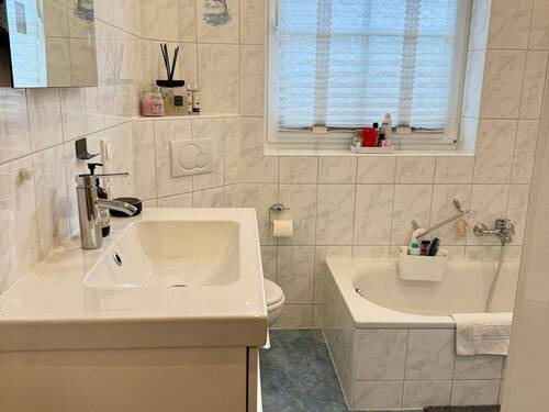 Badezimmer im OG mit Wanne und Dusche - 