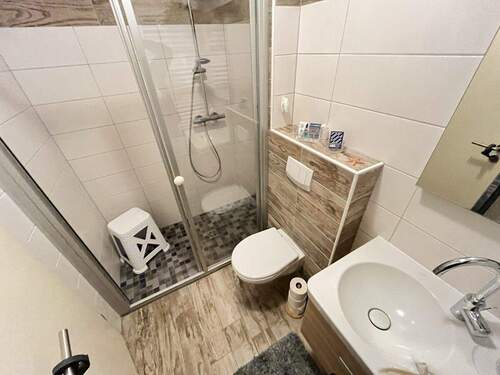 Bad mit ebener Dusche Bild 1 - 2 Zimmer Etagenwohnung zum Kaufen in Norden