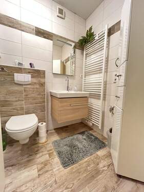 Bad mit ebener Dusche Bild 2 - 2 Zimmer Etagenwohnung in Norden