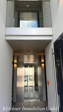 Eingangsbereich mit Fahrstuhl - 5 Zimmer Etagenwohnung zur Miete in Saarbrücken