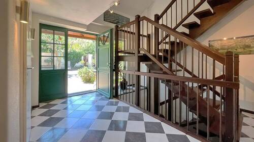 Mediterrane Stilelemente und harmonische Farbgestaltung prägen das Anwesen - 