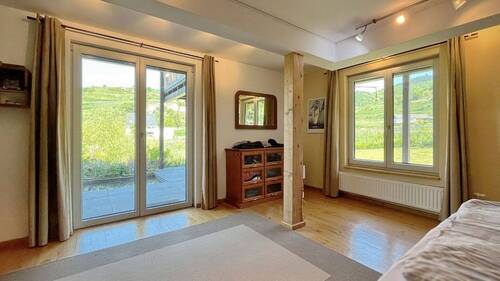 Zimmer mit Zugang zur überdachten Terrasse im Gartengeschoss - 