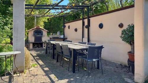 Pergola mit Tafel und Pizzaofen – perfekt für lange Sommerabende - 