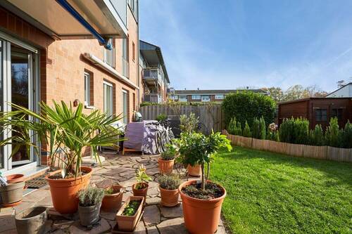 Terrasse mit Blick in den Garten - 