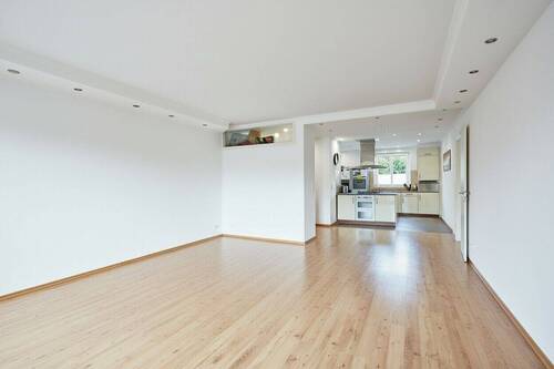 Visualisierung Wohnbereich mit Blick auf offenen Küchenbere - 3 Zimmer Etagenwohnung in Düsseldorf / Wersten