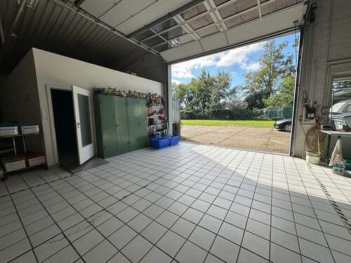 Zufahrt mit Sektionaltor - 