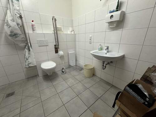 Barrierefreies WC im Mitarbeiterbereich - 