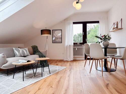 Wohnzimmer - sofort verfügbar: 3 Zimmer neu renoviert mit Balkon und Stellplatz