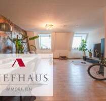 Großzügig wohnen: Kernsanierte Wohnung mit offenem Wohn-Essbereich in Kitzingen + Pkw-Stellplatz