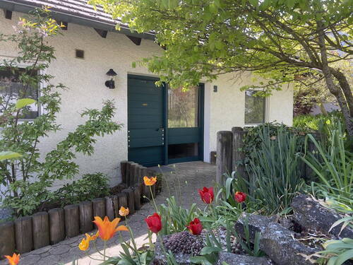 Eingang - Großzügiges Einfamilienhaus mit Einliegerwohnung, Süd-Balkon, Sauna und Poolbereich im Keller