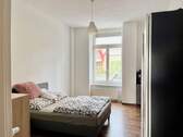 9 Zimmer Straßenseite - 