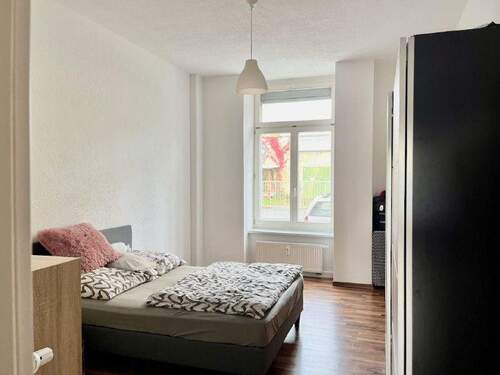 9 Zimmer Straßenseite - 
