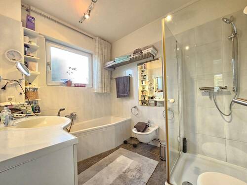 Bad mit Wanne und Dusche - 