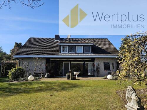Blick aus dem Garten - Vielseitiges Wohnhaus mit Grundofen