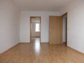 Blick zum Schlafzimmer und Flur - Etagenwohnung mit 52,00 m² in Chemnitz zur Miete
